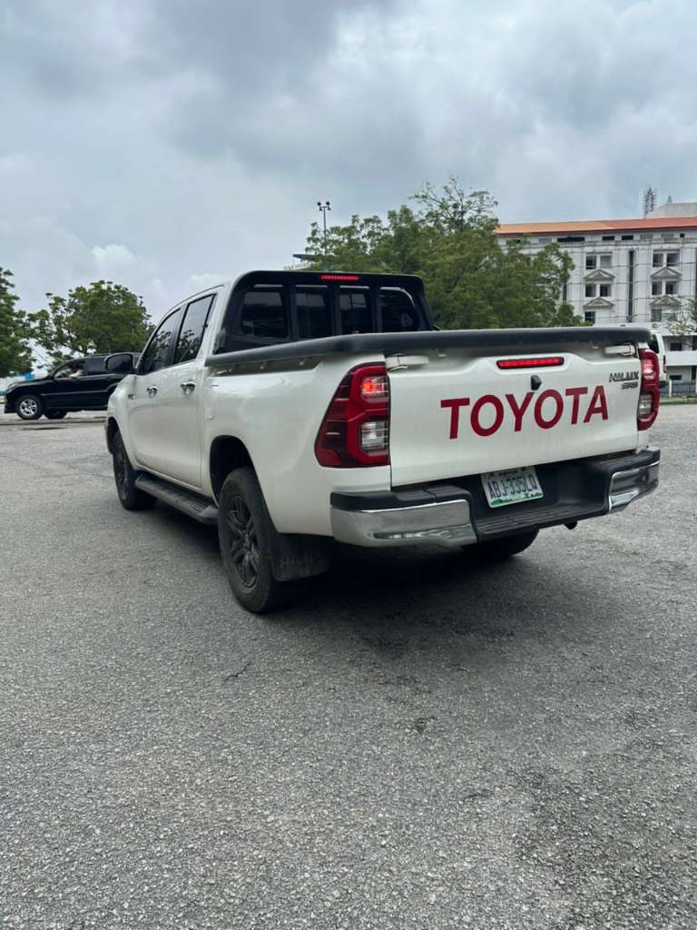 2025 TOYOTA HILUX SR5 – WHITE EDITION